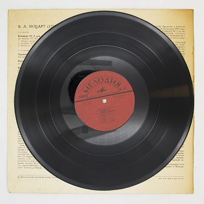 Играет Олег Каган (скрипка)