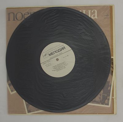 Поет Милица Корьюс