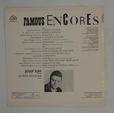 Играет на скрипке на Бис