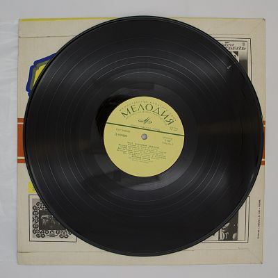 Поёт Владимир Макаров