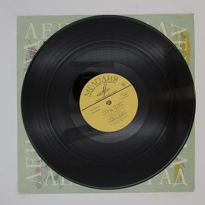Играет В. Софроницкий