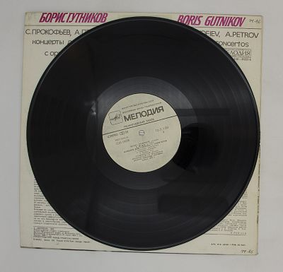 Играет Борис Гутников (скрипка)